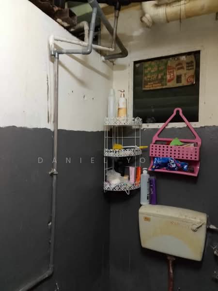 Flat for Sale at Taman Tan Sri Yaacob - Daniel Yong - Bathroom - PropertyGuru.com.my