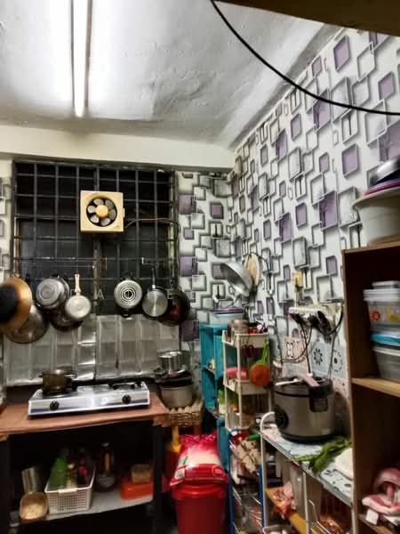 Flat for Sale at Taman Tan Sri Yaacob - Daniel Yong - Kitchen - PropertyGuru.com.my