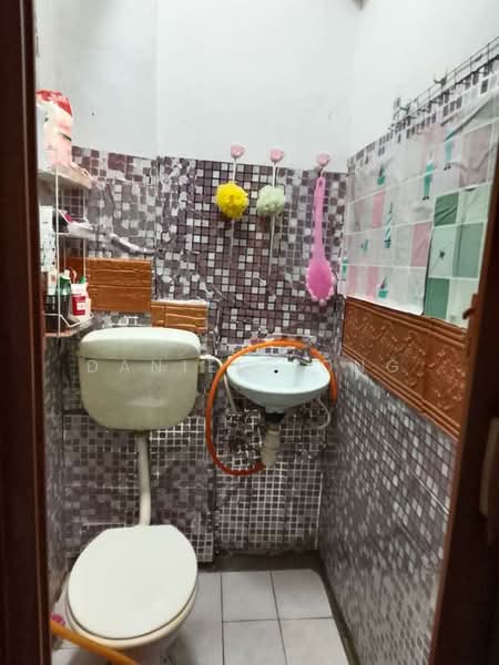 Flat for Sale at Taman Tan Sri Yaacob - Daniel Yong - Bathroom - PropertyGuru.com.my