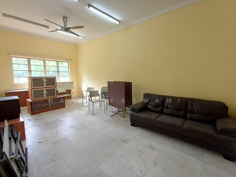 Rumah Berkembar untuk Dijual di Kota Damansara (Selangor) - Hanif Kasmani - Living Room - PropertyGuru.com.my