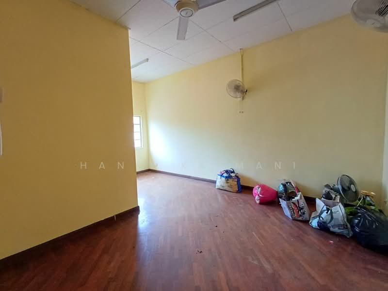 Rumah Berkembar untuk Dijual di Kota Damansara (Selangor) - Hanif Kasmani - Living Room - PropertyGuru.com.my