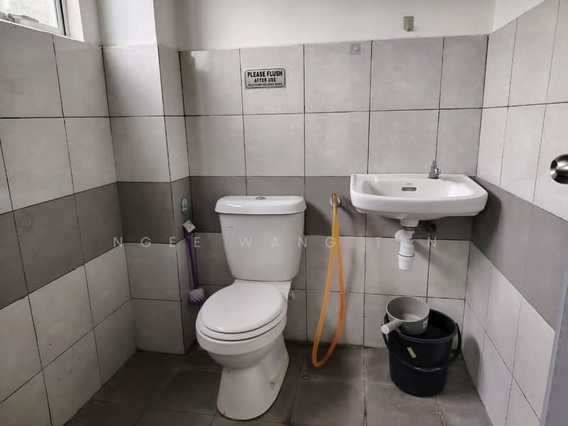 Kedai / Pejabat untuk Dijual di Taman Gangsa (Durian Tunggal) - Ngee Wang Tan - Bathroom - PropertyGuru.com.my
