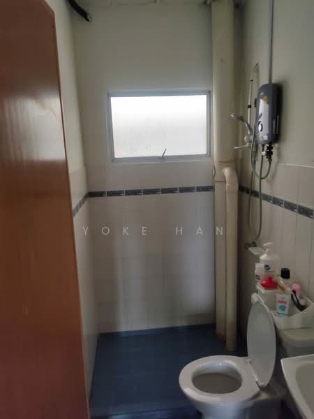 Pangsapuri untuk Dijual di Kenanga Apartments - Yoke Han - Bathroom - PropertyGuru.com.my