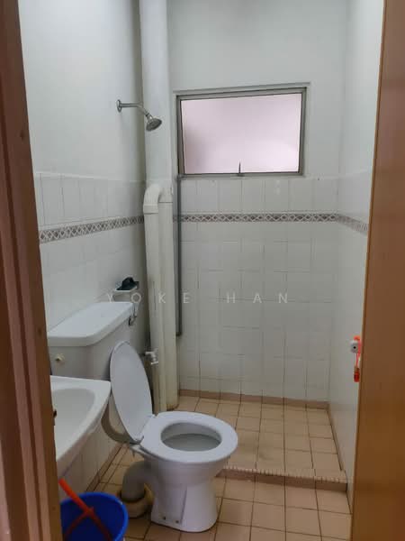 Pangsapuri untuk Dijual di Kenanga Apartments - Yoke Han - Bathroom - PropertyGuru.com.my