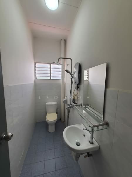 2-storey Terraced House for Sale in Bandar Putra Permai (Seri Kembangan) - Leo Koh - Bathroom - PropertyGuru.com.my
