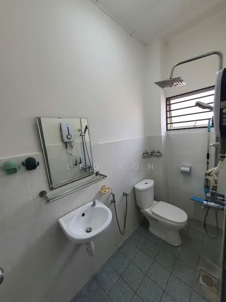 2-storey Terraced House for Sale in Bandar Putra Permai (Seri Kembangan) - Leo Koh - Bathroom - PropertyGuru.com.my