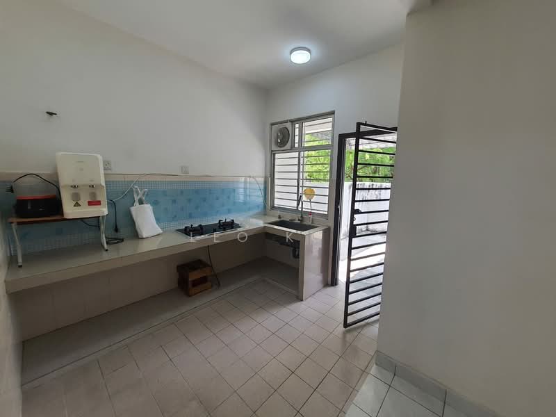 2-storey Terraced House for Sale in Bandar Putra Permai (Seri Kembangan) - Leo Koh - Kitchen - PropertyGuru.com.my