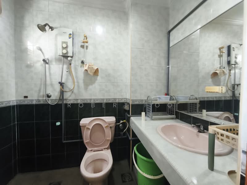 Pangsapuri untuk Dijual di Apartment Arena Shamelin - Robert Foo - Bathroom - PropertyGuru.com.my