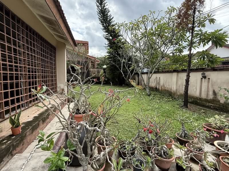 Bungalow for Sale in Seksyen 6 (Petaling Jaya) - Peter Kok - Front garden - PropertyGuru.com.my