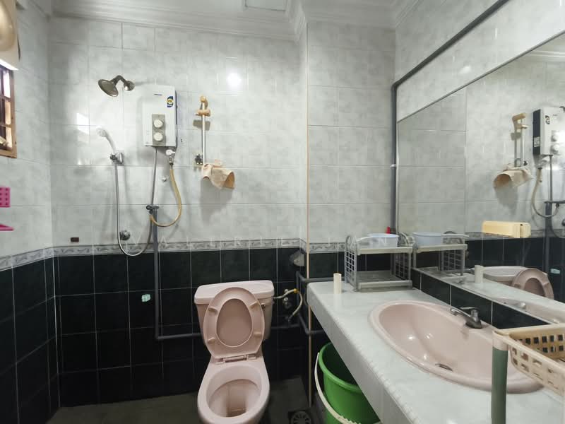 Pangsapuri untuk Dijual di Apartment Arena Shamelin - Valerie Tang - Bathroom - PropertyGuru.com.my