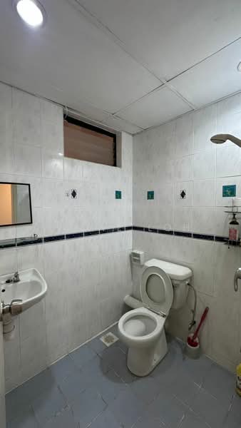 Kondominium untuk Dijual di Eden Seaview Condominium - Wayne Loh - Bathroom - PropertyGuru.com.my