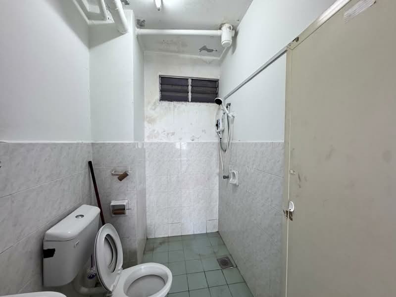 Pangsapuri untuk Dijual di Idaman Senibong - Lex Hiew - Bathroom - PropertyGuru.com.my