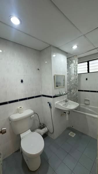 Kondominium untuk Dijual di Eden Seaview Condominium - Wayne Loh - Bathroom - PropertyGuru.com.my