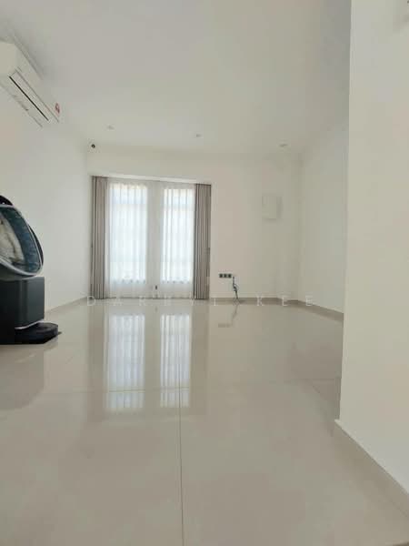 2-storey Terraced House for Sale in Austin Perdana (Tebrau) - Darryl Kee - Living Room - PropertyGuru.com.my
