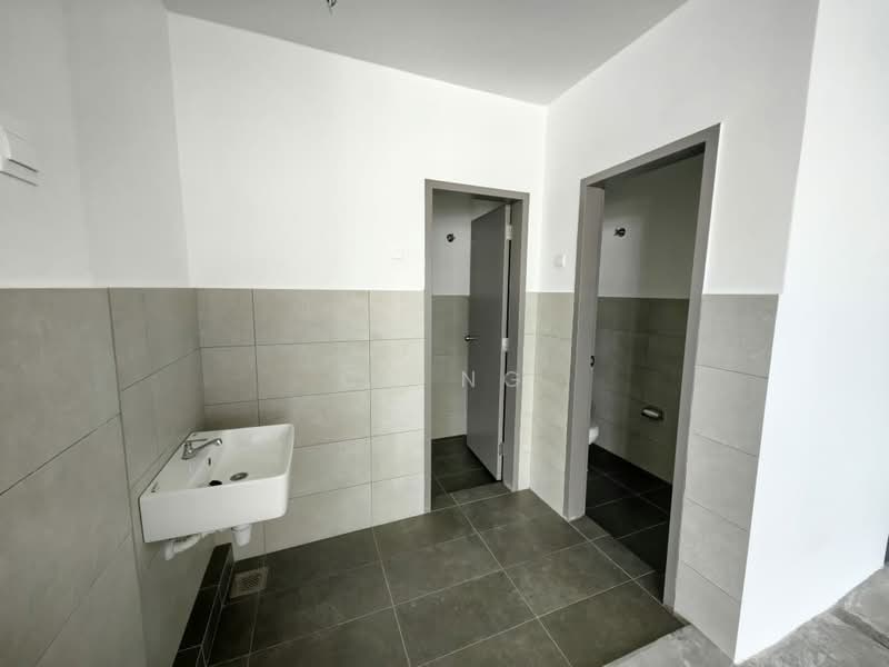 Semi-D Factory for Sale in Taman Perindustrian Air Hitam (Klang) - CH Ng - Bathroom - PropertyGuru.com.my