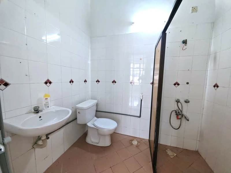 1.5-storey Terraced House for Sale in Taman Molek (Johor Bahru) - Karl Lim - Bathroom - PropertyGuru.com.my