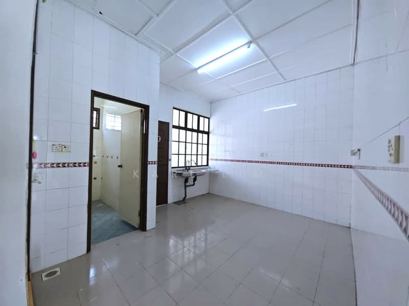 1.5-storey Terraced House for Sale in Taman Molek (Johor Bahru) - Karl Lim - Kitchen - PropertyGuru.com.my