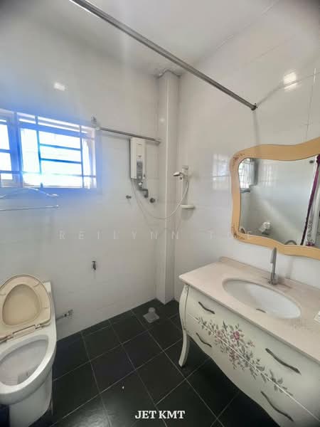 Terraced House for Sale in Seksyen 32, Kemuning Green Ville (Shah Alam) - Reilynn Tue - Bathroom - PropertyGuru.com.my