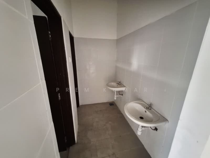 Shop for Rent in Taman Overseas Union (Taman Oug) (Jalan Klang Lama (Old Klang Road)) - Prem Kumar - Toilet - PropertyGuru.com.my