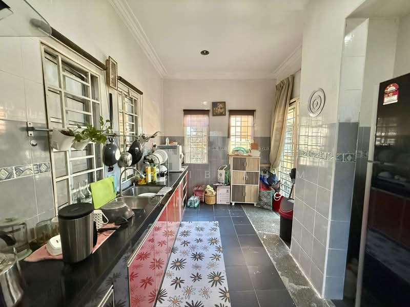 Semi-Detached House for Sale in Bukit Bandaraya (Shah Alam) - Hawa Ibrahim - Kitchen - PropertyGuru.com.my