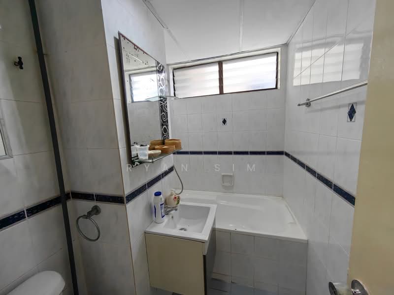 Kondominium untuk Disewa di Eden Seaview Condominium - Ryan Sim - Bathroom - PropertyGuru.com.my