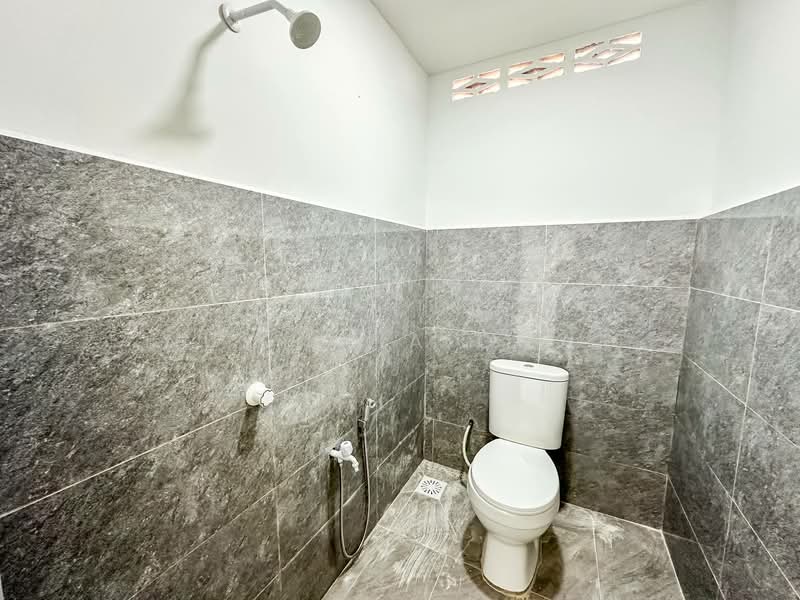 1-storey Terraced House for Sale in Klang (Selangor) - Nur Alia Omar - Bathroom - PropertyGuru.com.my