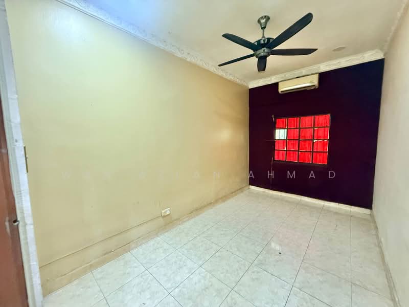 1-storey Terraced House for Sale in Klang (Selangor) - Wan Azlan Ahmad - PropertyGuru.com.my