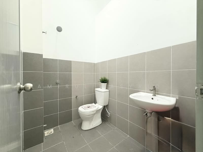 Semi-Detached House for Sale in Banting (Banting) - Amirul Nasyriq - Bathroom - PropertyGuru.com.my