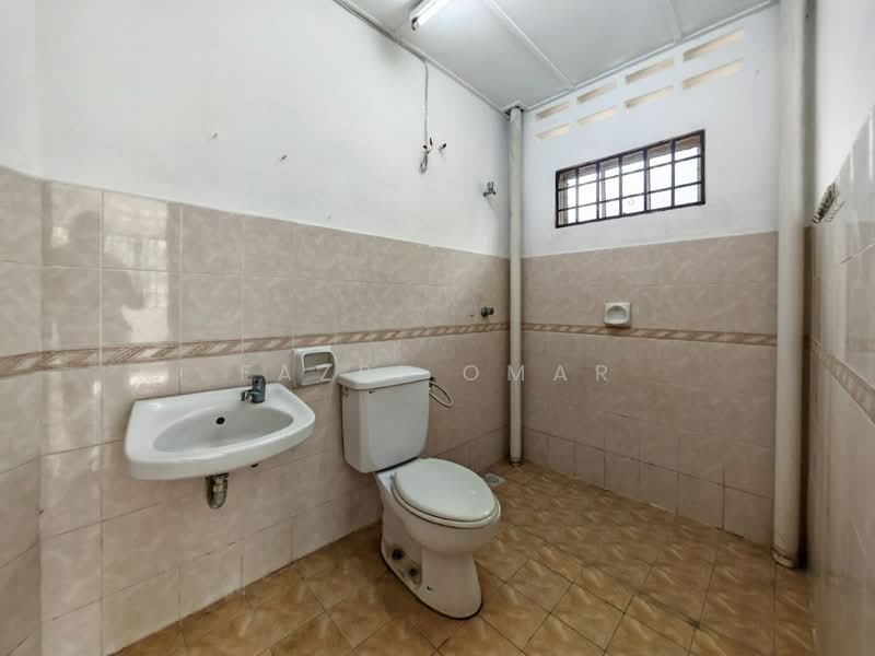 Bungalow for Sale in Bandar Mahkota Banting (Tanjong Duabelas) - Fazri Omar - Bathroom - PropertyGuru.com.my