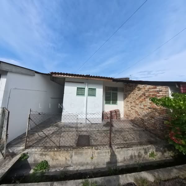 1-storey Terraced House for Rent in Sitiawan (Perak) - Lingko Tan - Back Yard  - PropertyGuru.com.my