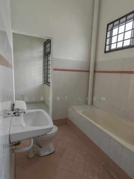 Rumah Teres 2 Tingkat untuk Dijual di Bakri (Johor) - Albert Liew - Bathroom - PropertyGuru.com.my