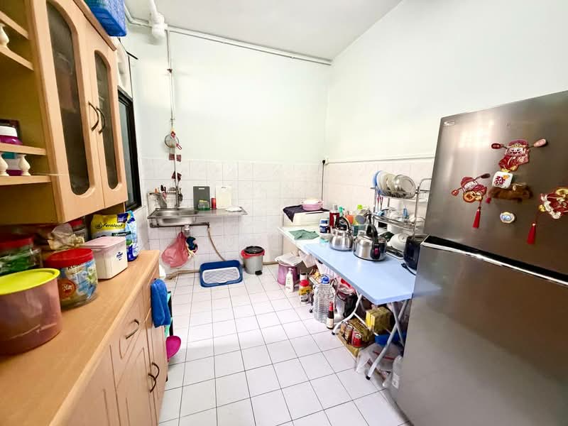 Townhouse for Sale in Taman Tampoi Indah (Tampoi) - Lui Lui - Kitchen - PropertyGuru.com.my