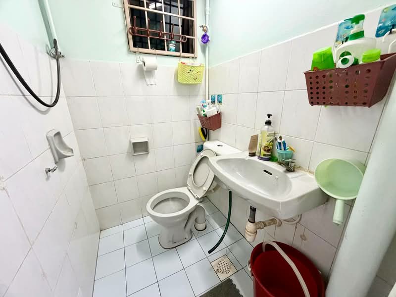 Townhouse for Sale in Taman Tampoi Indah (Tampoi) - Lui Lui - Bathroom - PropertyGuru.com.my
