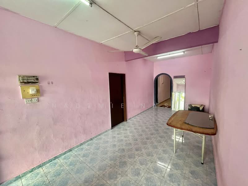 Rumah Teres 1 Tingkat untuk Dijual di Bandar Rinching Seksyen 1 (Semenyih) - Nadzmie Nasir - Living Room - PropertyGuru.com.my