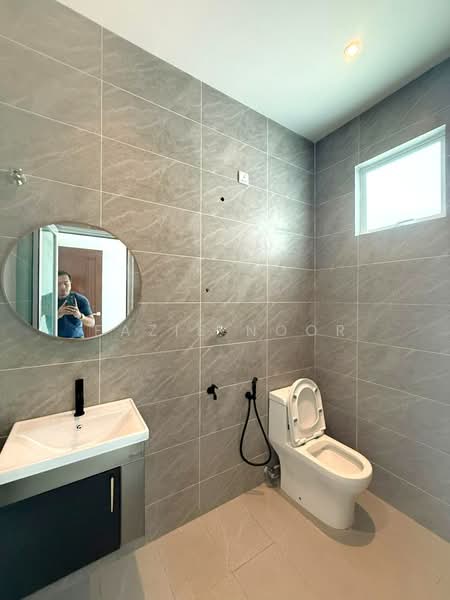 Bungalow for Sale in Sungai Merab (Dengkil) - Fazie Noor - Bathroom - PropertyGuru.com.my