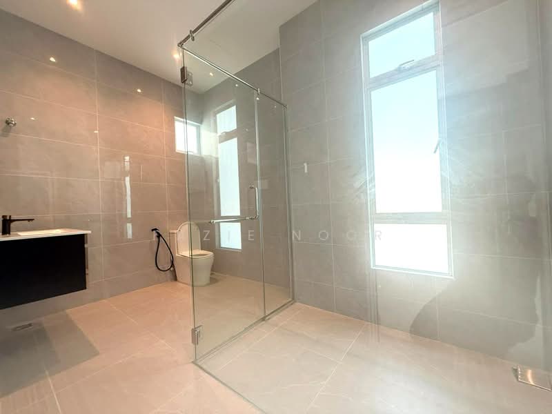 Bungalow for Sale in Sungai Merab (Dengkil) - Fazie Noor - Bathroom - PropertyGuru.com.my