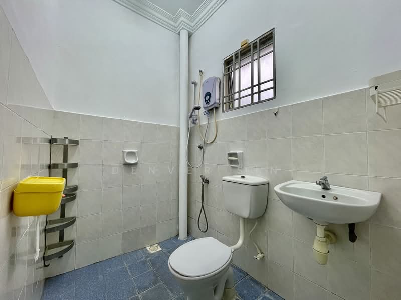Rumah Teres 2 Tingkat untuk Dijual di Taman Taming Ria (Balakong) - Denver Sin - Bathroom - PropertyGuru.com.my