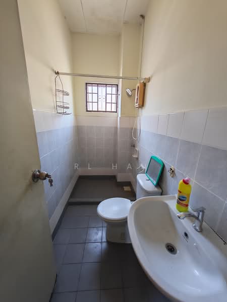 Rumah Teres 2 Tingkat untuk Dijual di Pusat Bandar Putra Permai (Seri Kembangan) - RL Han - Bathroom - PropertyGuru.com.my