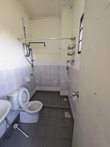 Rumah Teres 2 Tingkat untuk Dijual di Pusat Bandar Putra Permai (Seri Kembangan) - RL Han - Bathroom - PropertyGuru.com.my