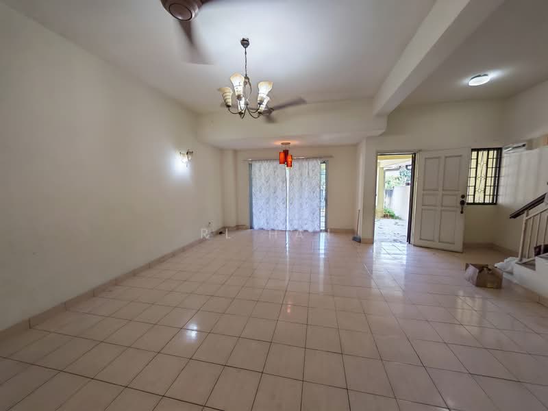 Rumah Teres 2 Tingkat untuk Dijual di Pusat Bandar Putra Permai (Seri Kembangan) - RL Han - Living Room - PropertyGuru.com.my