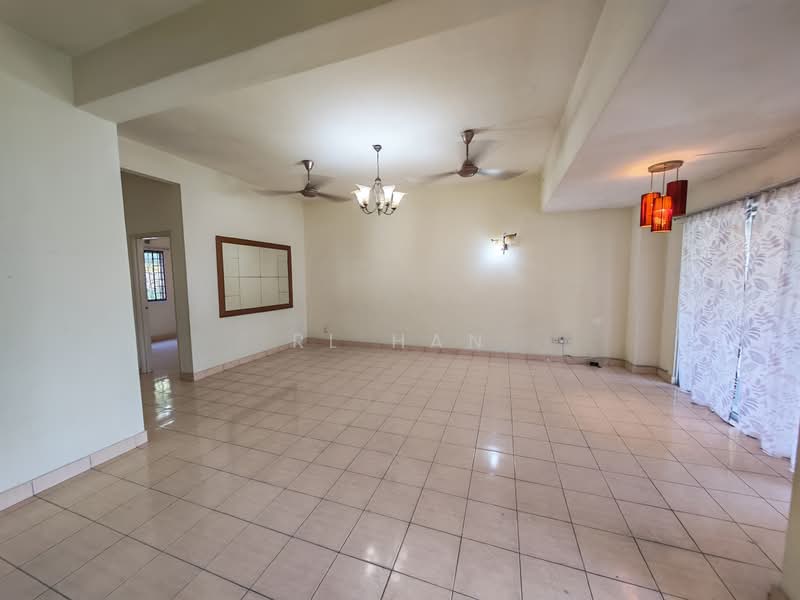 Rumah Teres 2 Tingkat untuk Dijual di Pusat Bandar Putra Permai (Seri Kembangan) - RL Han - Living Room - PropertyGuru.com.my