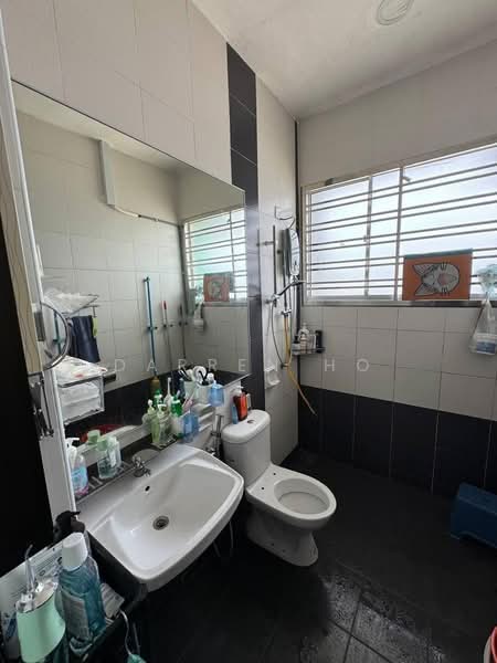 2-storey Terraced House for Sale in Indahpura Diamond (Kulai) - Darren Ho - Bathroom - PropertyGuru.com.my