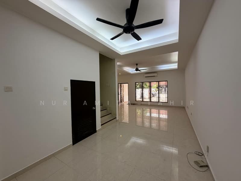 Rumah Teres 2 Tingkat untuk Dijual di Seksyen 23 (Shah Alam) - Nur Amita Tahir - Living Room - PropertyGuru.com.my