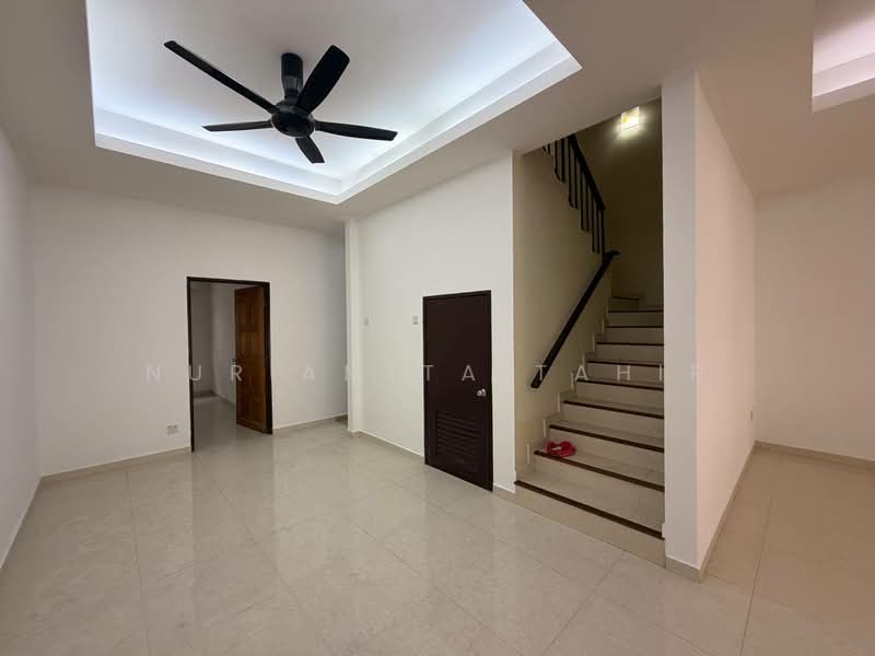 Rumah Teres 2 Tingkat untuk Dijual di Seksyen 23 (Shah Alam) - Nur Amita Tahir - Living Room - PropertyGuru.com.my