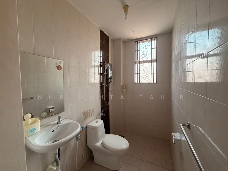 Rumah Teres 2 Tingkat untuk Dijual di Seksyen 23 (Shah Alam) - Nur Amita Tahir - Bathroom - PropertyGuru.com.my