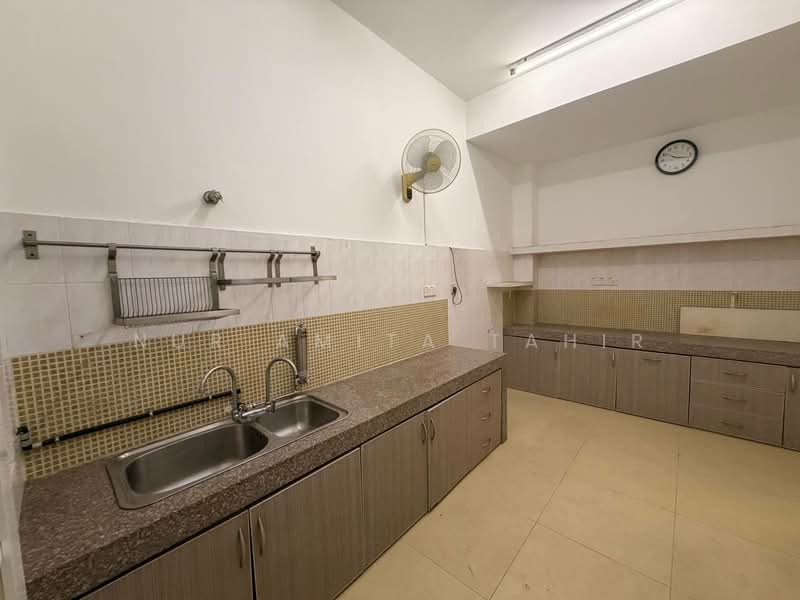 Rumah Teres 2 Tingkat untuk Dijual di Seksyen 23 (Shah Alam) - Nur Amita Tahir - Kitchen - PropertyGuru.com.my