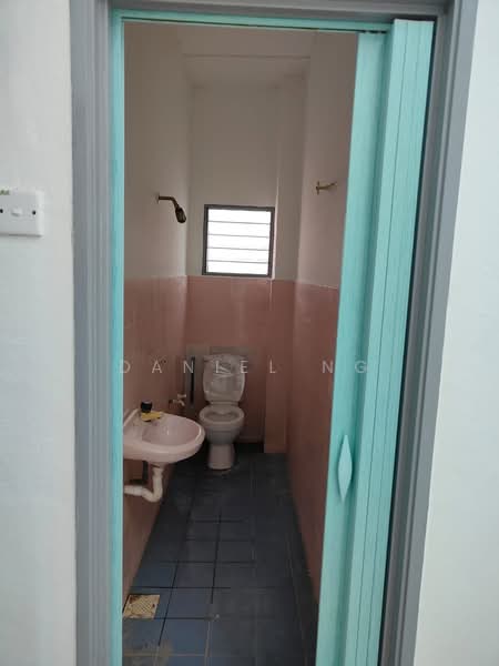 Pangsapuri untuk Dijual di Taman Kasturi - Daniel Ng - Bathroom - PropertyGuru.com.my
