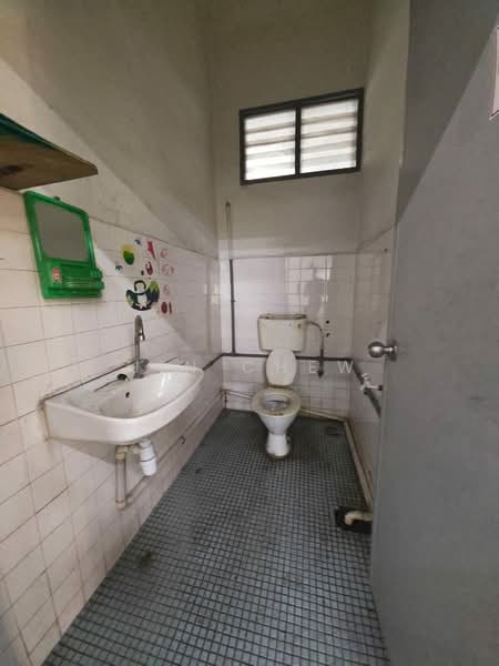 Kilang untuk Disewa di Taman Desa Jaya (Johor Bahru) - Jin Chew - Bathroom - PropertyGuru.com.my