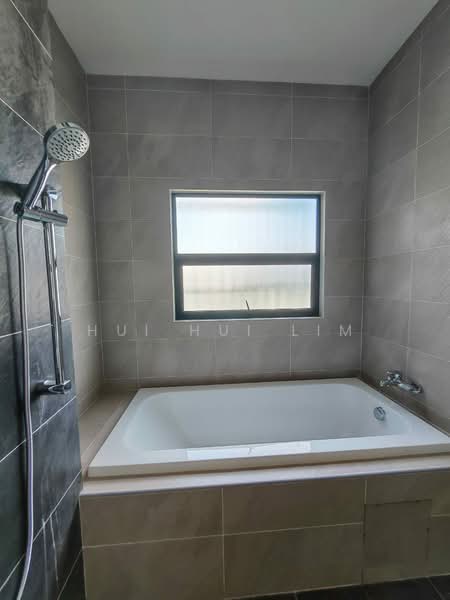 Semi-Detached House for Sale in Taman Sutera Utama (Skudai) - Hui Hui Lim - Bathroom - PropertyGuru.com.my