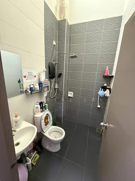 1-storey Terraced House for Sale in Bandar Putra (Kulai) - Claire Lai - Bathroom - PropertyGuru.com.my